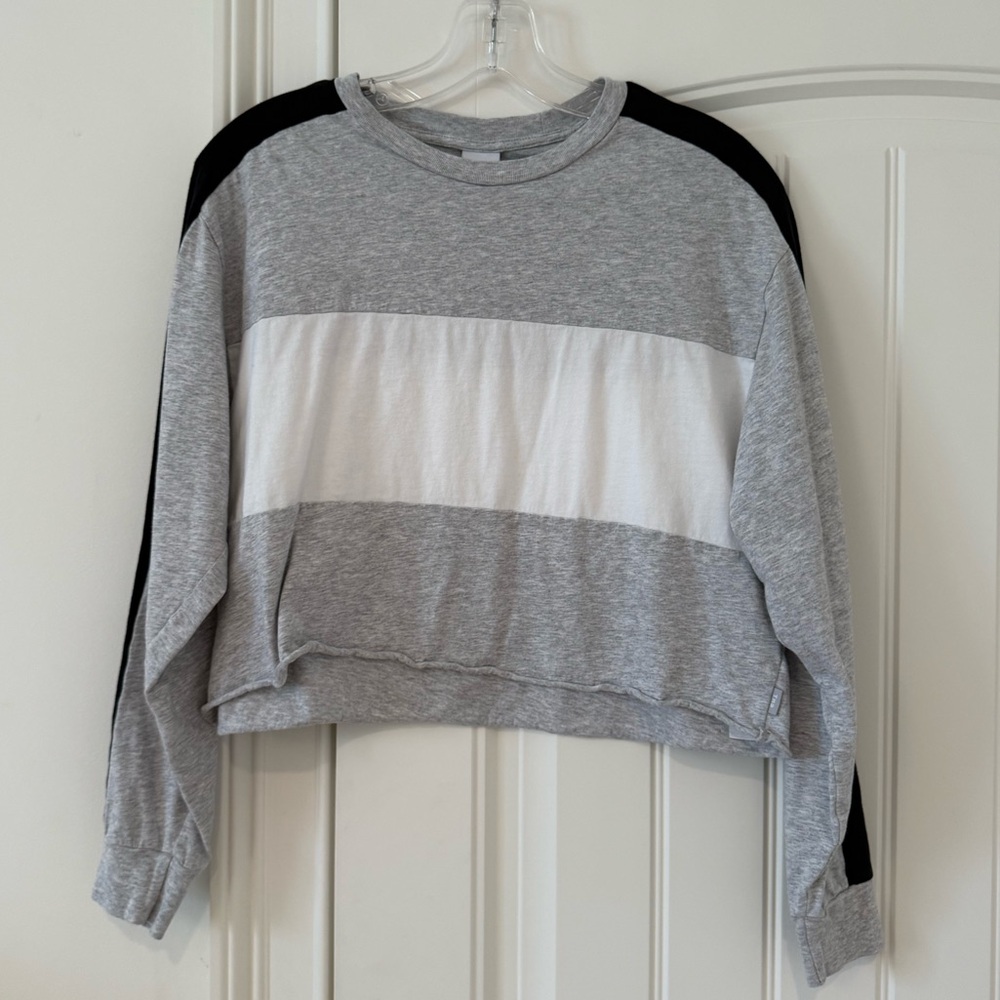 Aritzia TNA Gray and White Colorblock tshirt